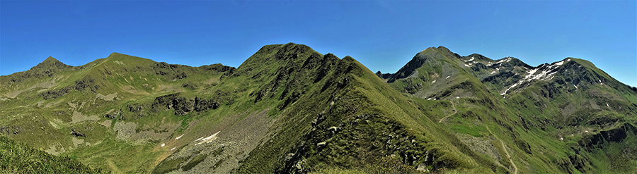 Salendo per buon tratto la costiera ondulata del Montebello